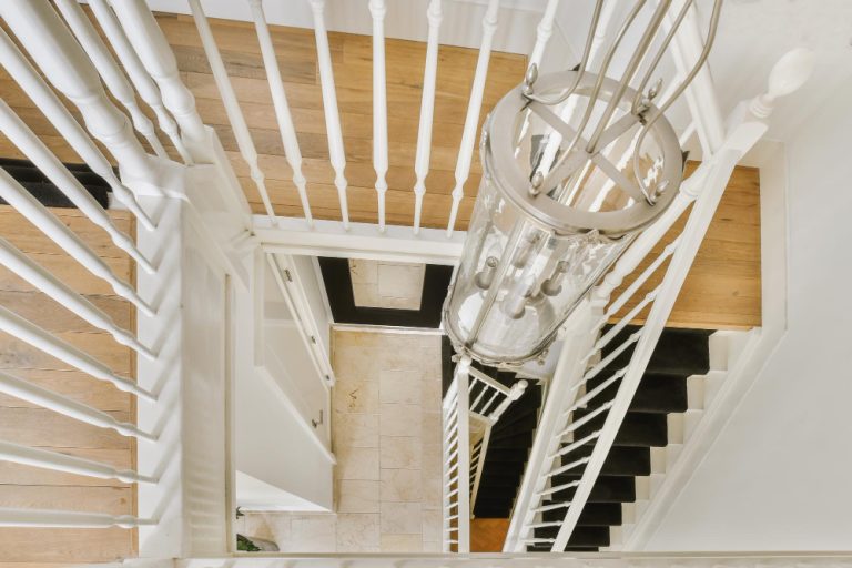 Moderniser votre escalier en bois pour lui donner un style contemporain ...