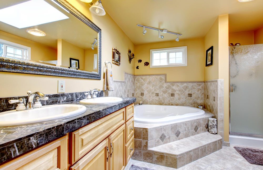 Idées pour aménager une salle de bain élégante avec travertin et bois